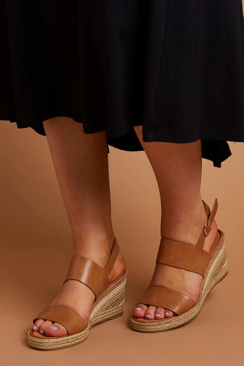 A model wearing size 38 of the Pama Leather Wedge in colour Tan, from the front, showing the whole outfit
