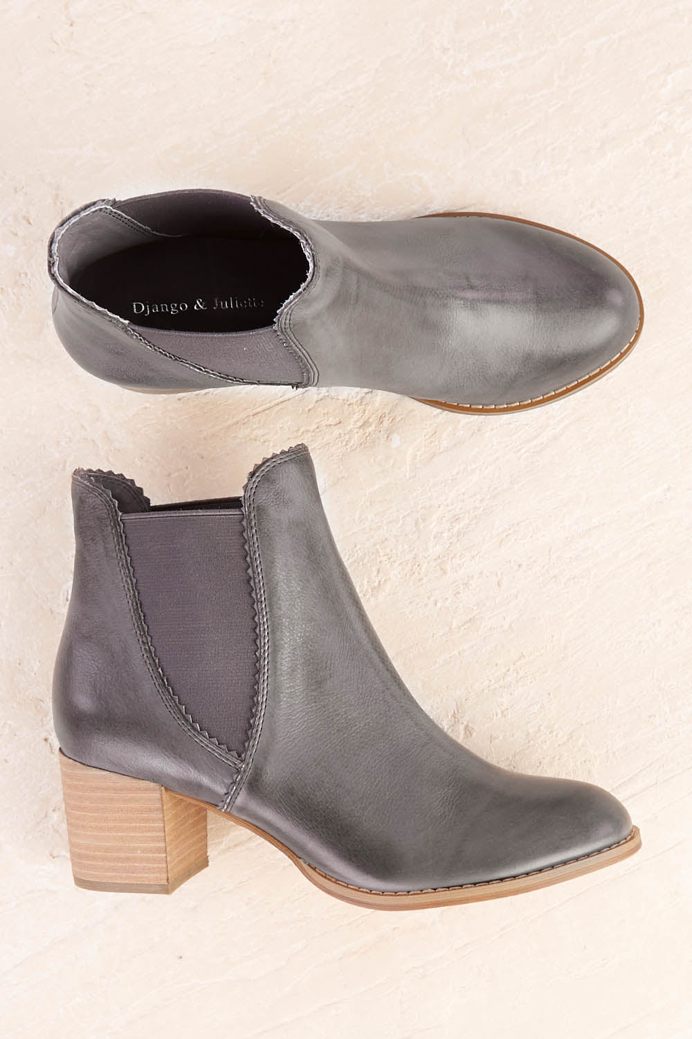 A model wearing the Sadore Boot in colour DarkGrey (Grey), from the front, showing the whole outfit