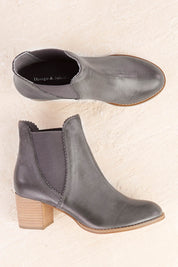 A model wearing the Sadore Boot in colour DarkGrey (Grey), from the front, showing the whole outfit