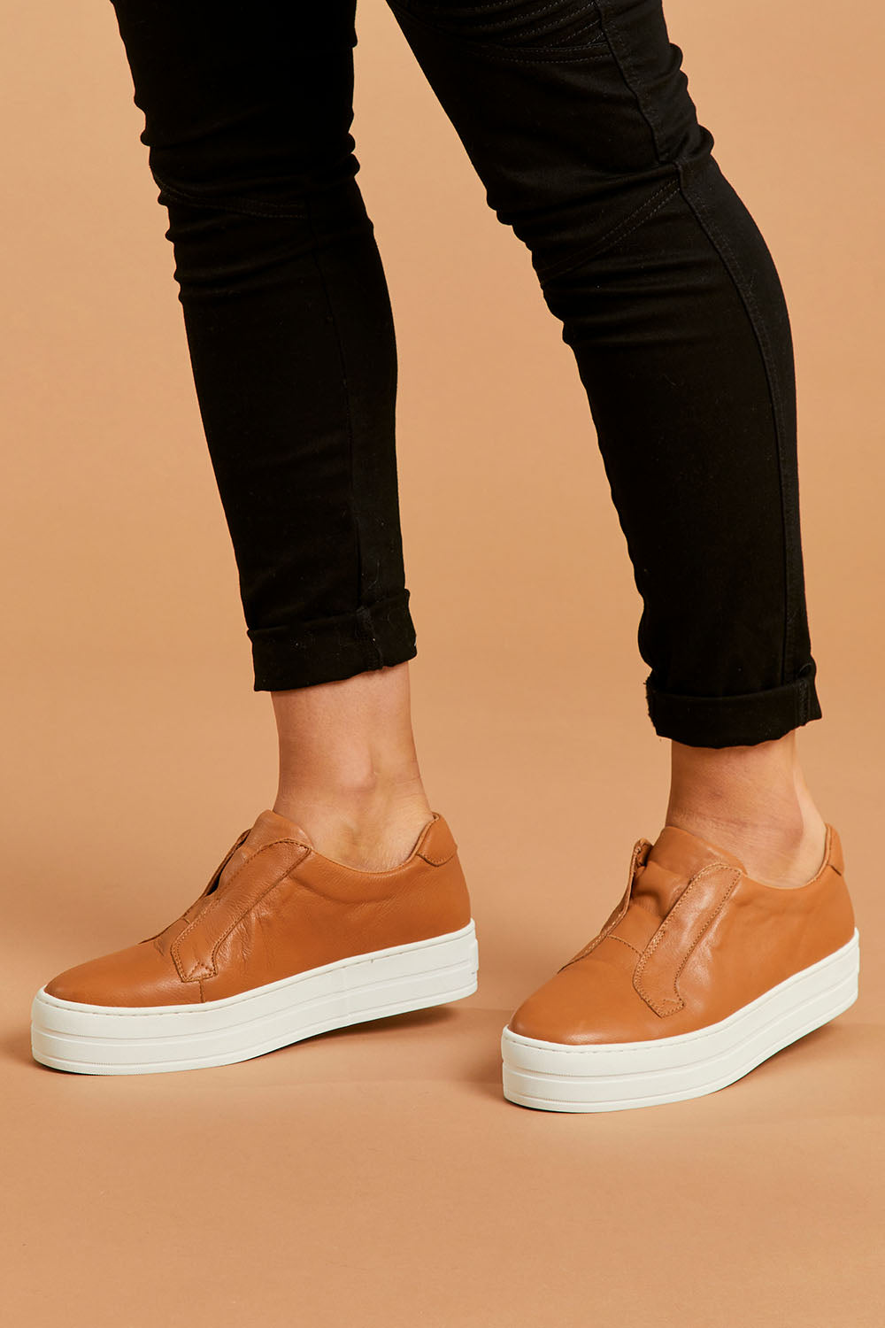A model wearing size 38 of the Shia Leather Pull On Sneaker in colour Scotch, from the front, cropped image