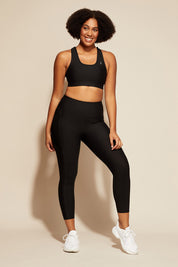 A model wearing the Elite Tight 7/8 in colour Black (Black), from the front, showing the whole outfit