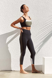 A model wearing the Offense Tight in colour Khakiblk (Black), from the front, showing the whole outfit