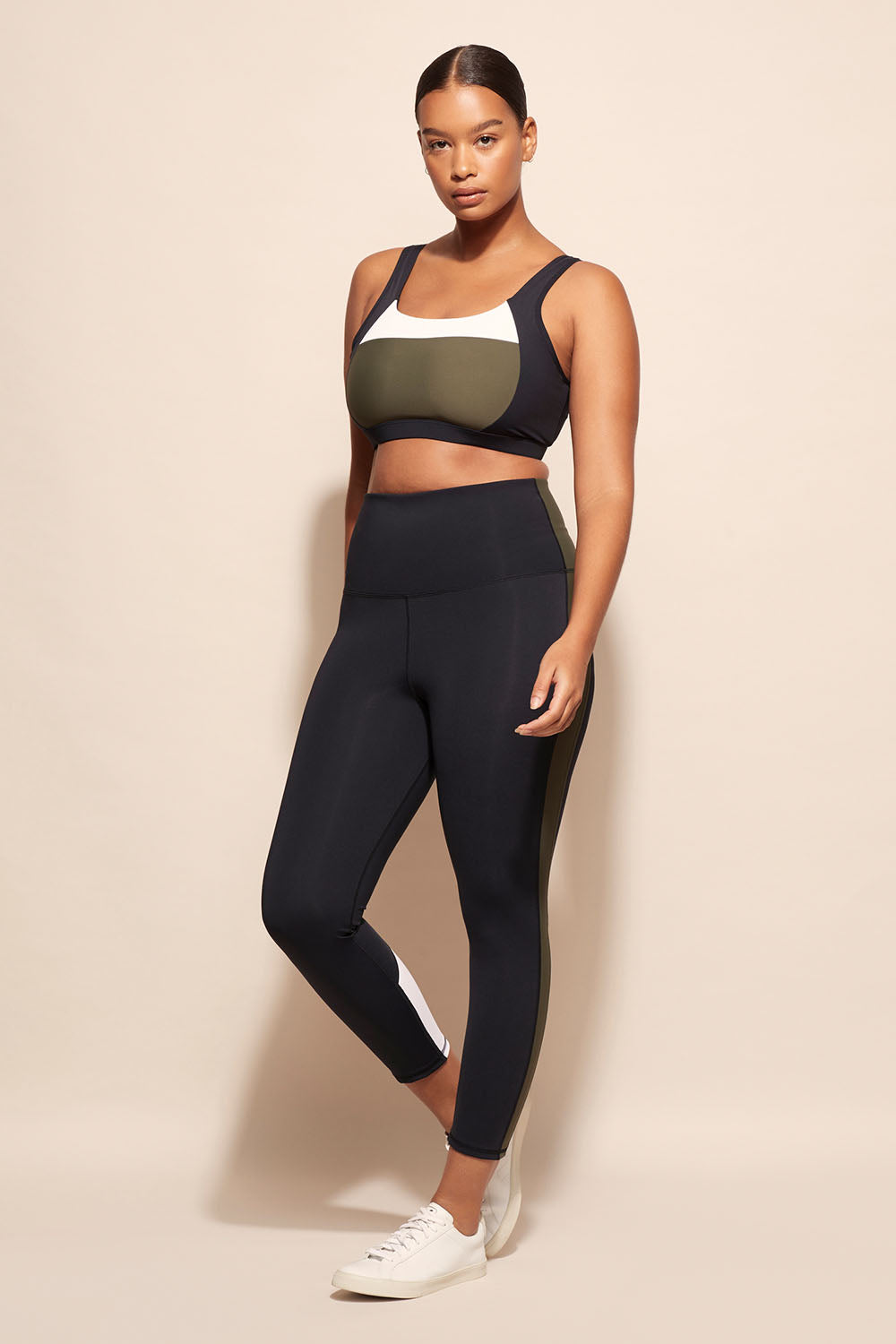 A model wearing the Offense Tight in colour Khakiblk (Black), from the front, showing the whole outfit