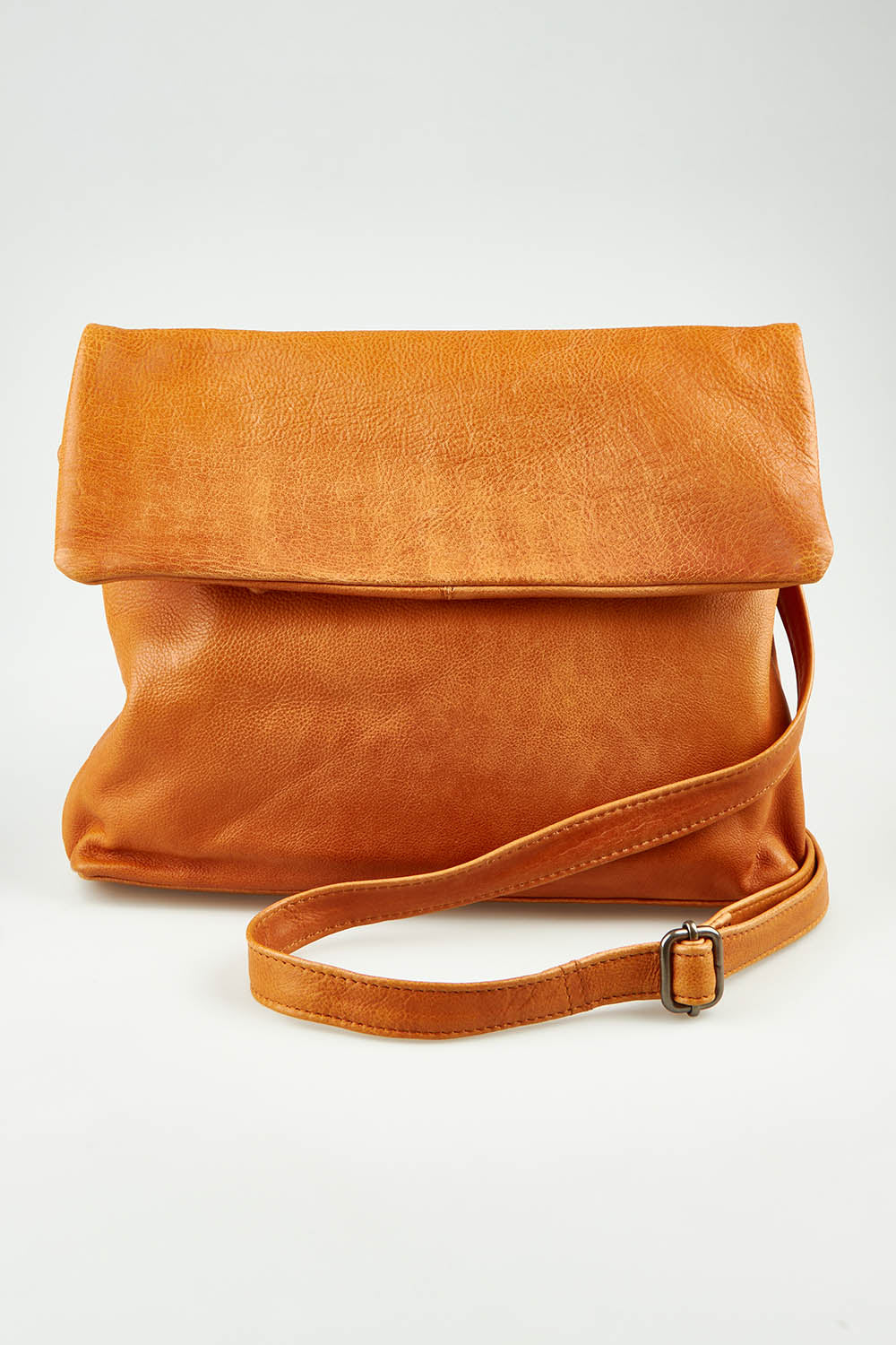 A model wearing size OneSize of the Delphi Leather Bag in colour Tan, from the front, showing the whole outfit