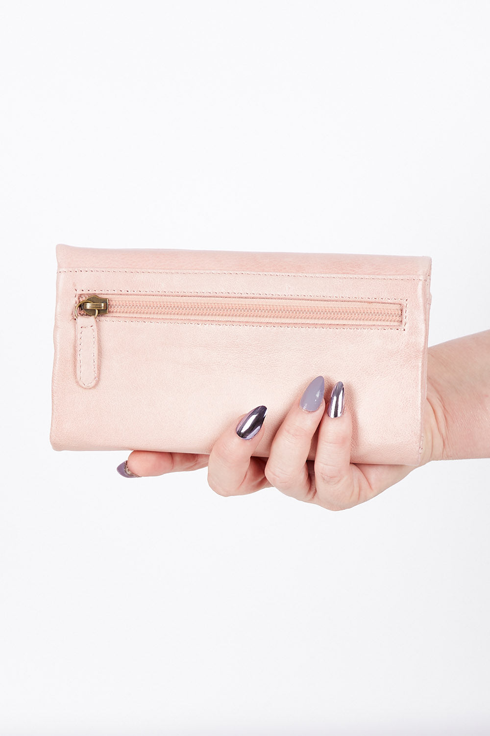 A model wearing size OneSize of the Rose Leather Purse in colour Duskypink (Pink), from the front, showing the whole outfit