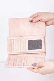A model wearing size OneSize of the Rose Leather Purse in colour Duskypink (Pink), from the front, showing the whole outfit