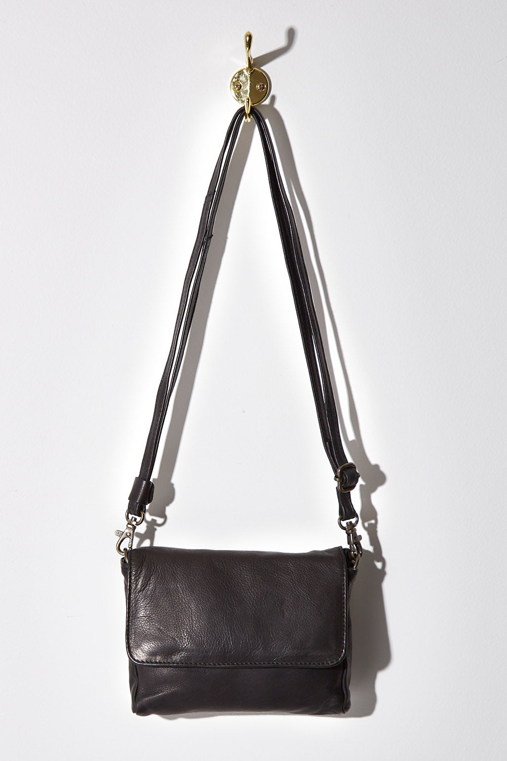 A model wearing size OneSize of the Sara Leather Bag in colour Black (Black), from the front, showing the whole outfit