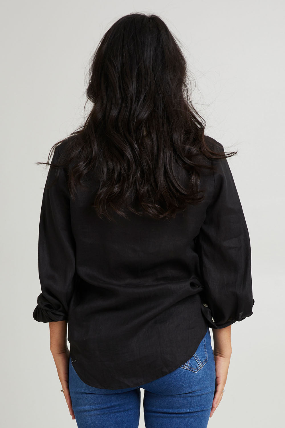 Model Katie wearing size S of the Studio Linen Shirt in colour Ebony (Black), from the back