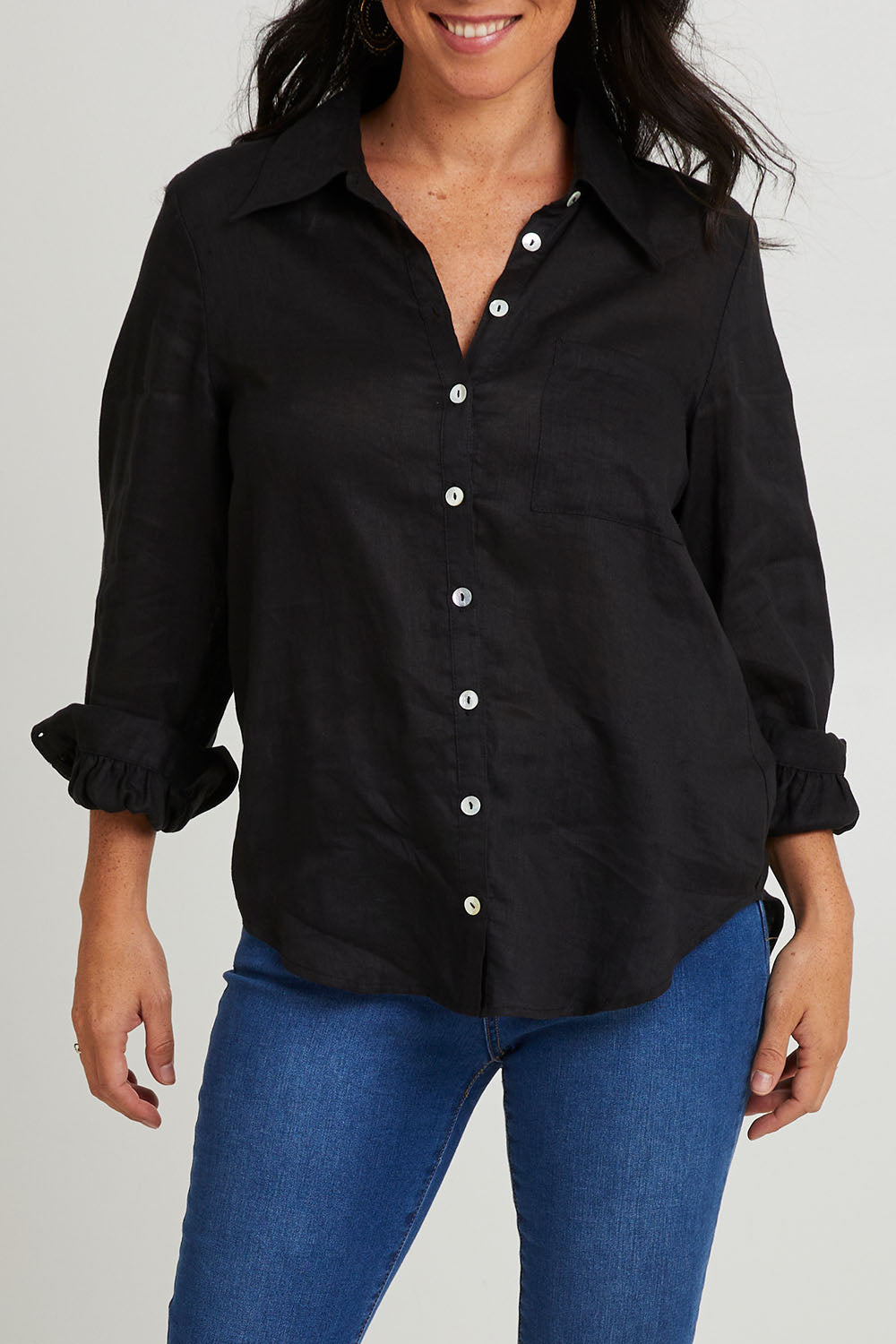 Model Katie wearing size S of the Studio Linen Shirt in colour Ebony (Black), from the front, cropped image