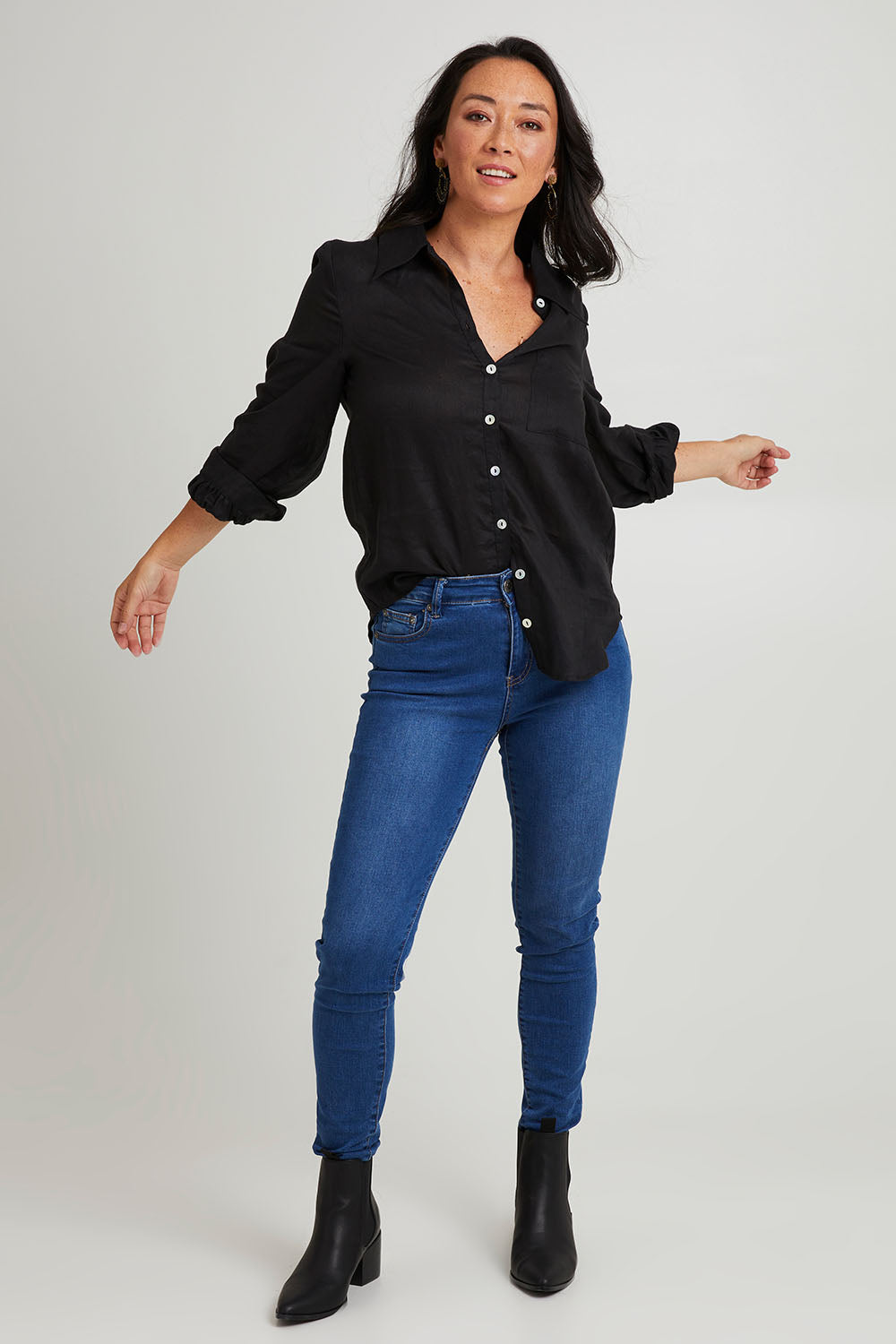 Model Katie wearing size S of the Studio Linen Shirt in colour Ebony (Black), from the front, showing the whole outfit