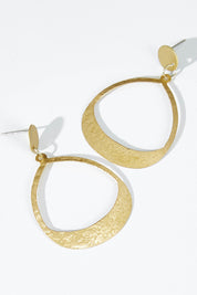 A model wearing size OneSize of the Studio Teardrop Earring in colour Gold (Metallics), from the front, showing the whole outfit