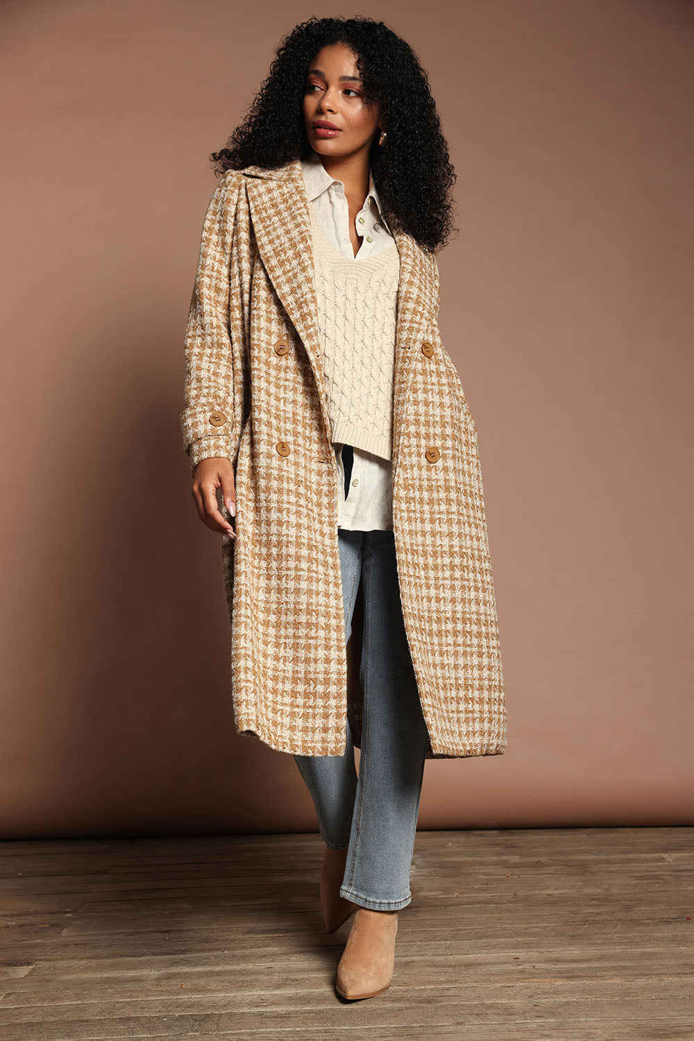 Model Ziara wearing size S of the Aman Coat in colour Tobacco, from the front, showing the whole outfit
