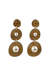 Product shot of the Laax Pearl Drop Earring in colour Gold (Metallics), from the front