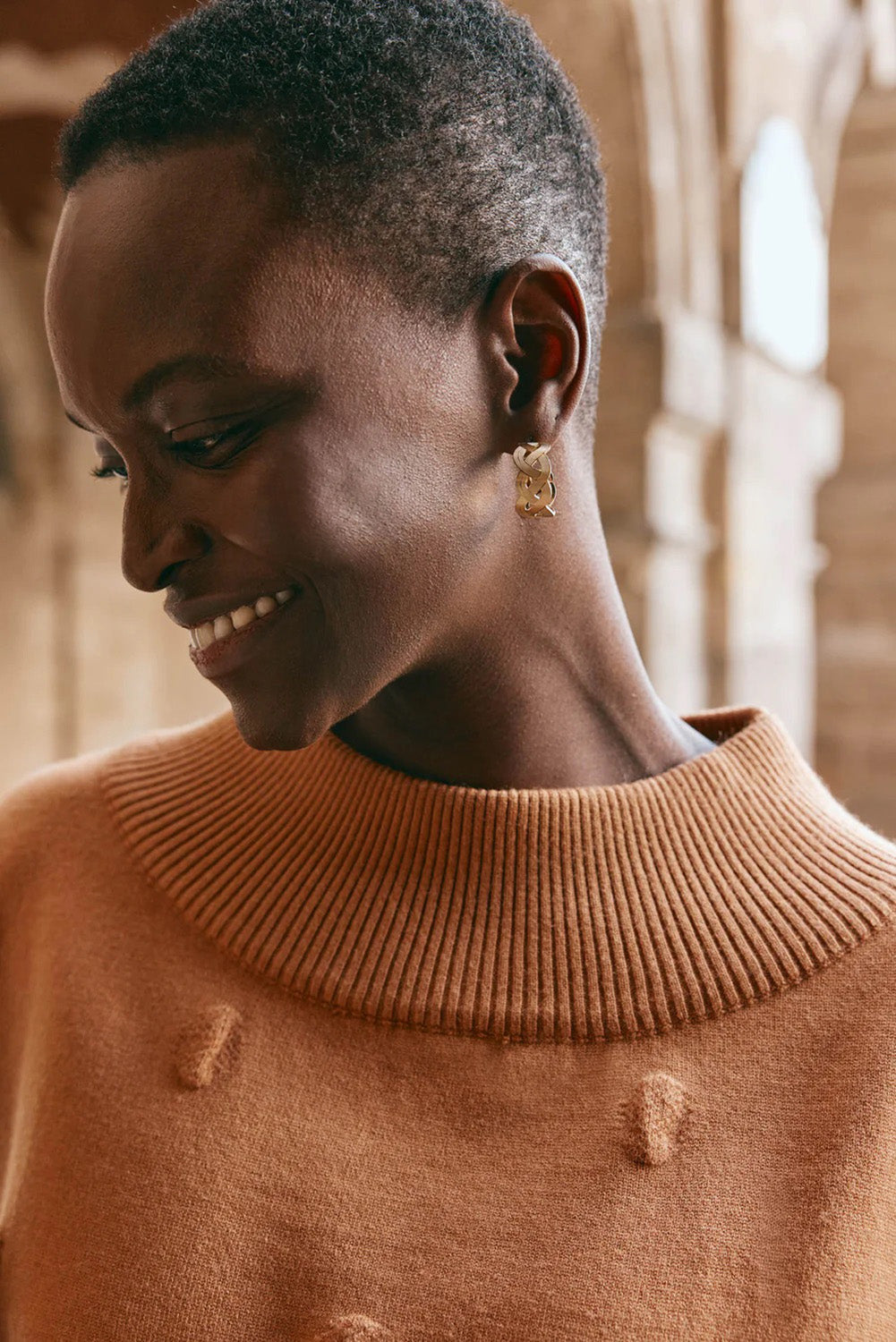 A model wearing the Folie Gold Weave Hoop Earring in colour Gold (Metallics), from the front, showing the whole outfit