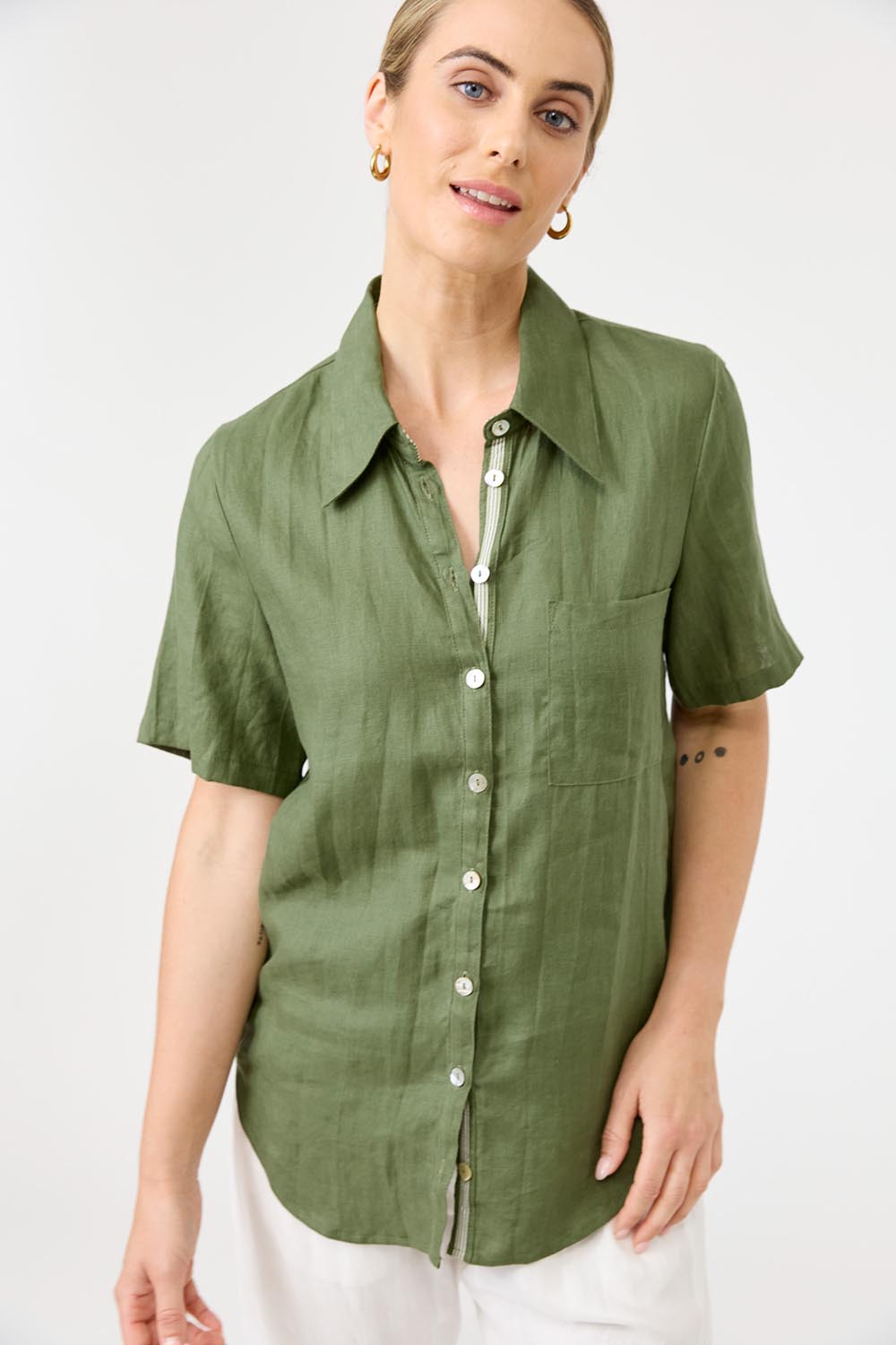 A model wearing the Studio Linen Short Sleeve Shirt in colour Khaki (Green), from the front, cropped image