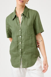 A model wearing the Studio Linen Short Sleeve Shirt in colour Khaki (Green), from the front, cropped image