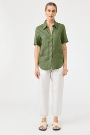 A model wearing the Studio Linen Short Sleeve Shirt in colour Khaki (Green), from the front, showing the whole outfit