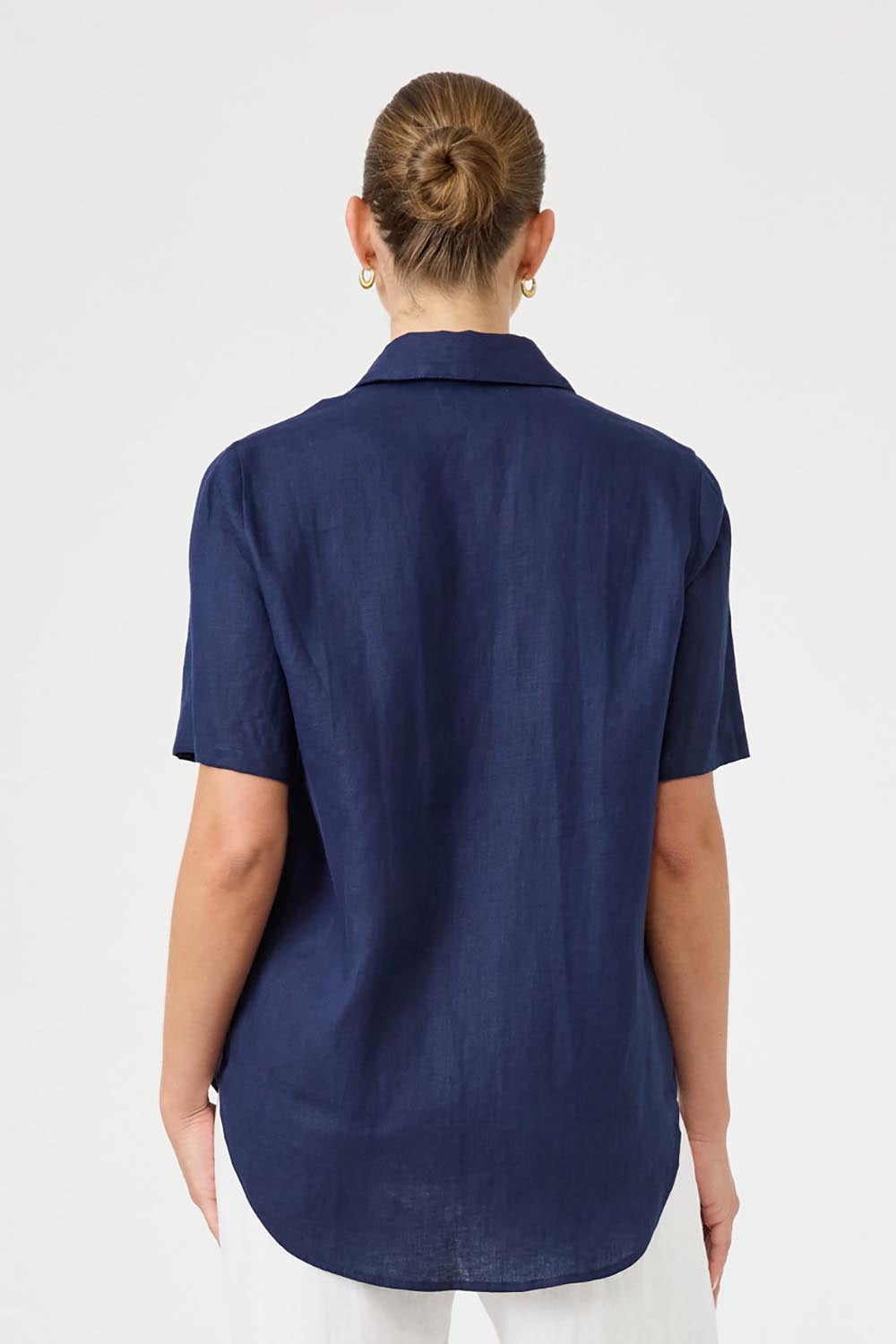 A model wearing the Studio Linen Short Sleeve Shirt in colour Navy (Blue), from the back