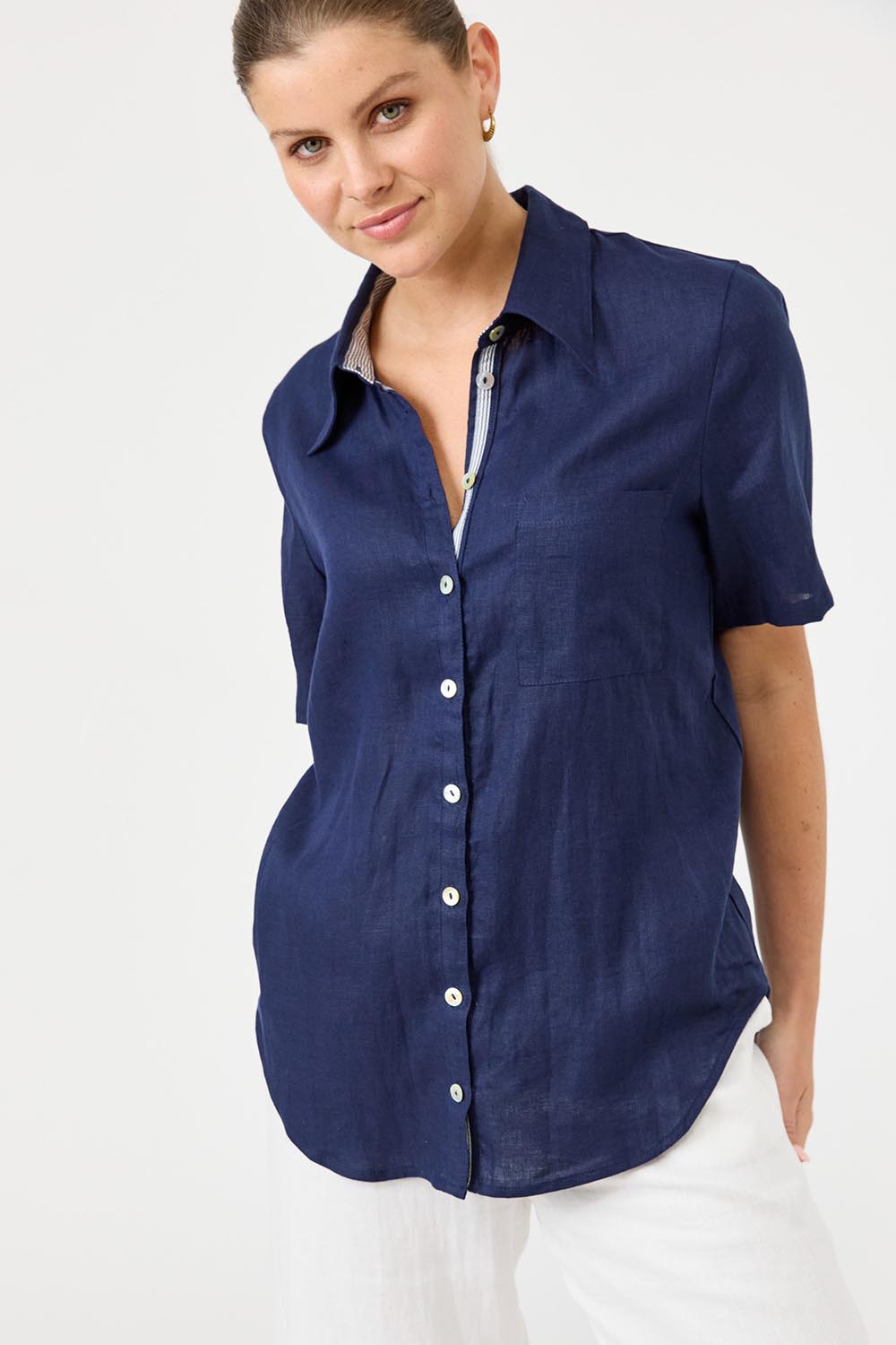 A model wearing the Studio Linen Short Sleeve Shirt in colour Navy (Blue), from the front, cropped image