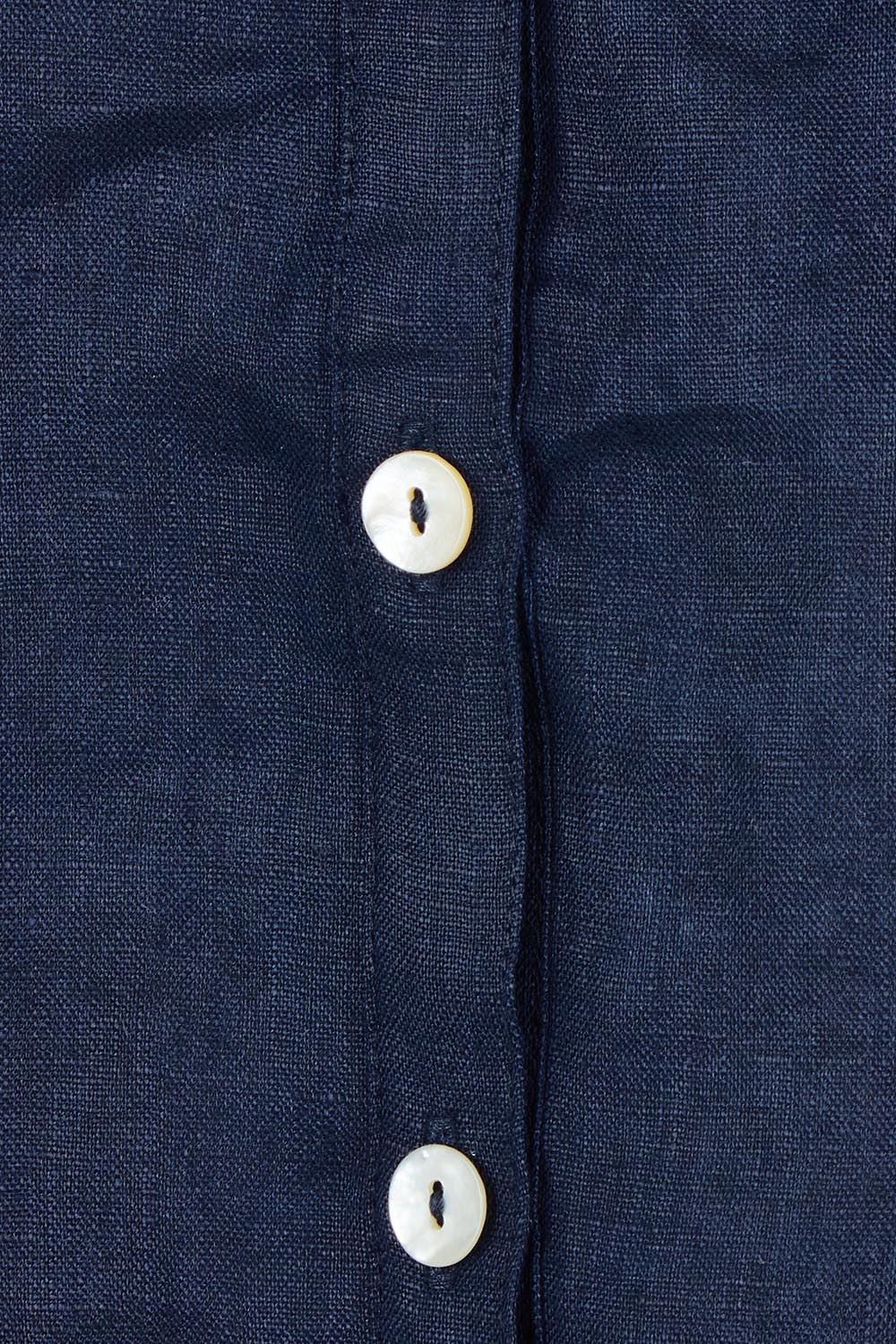 Product shot of the Studio Linen Short Sleeve Shirt in colour Navy (Blue), detail