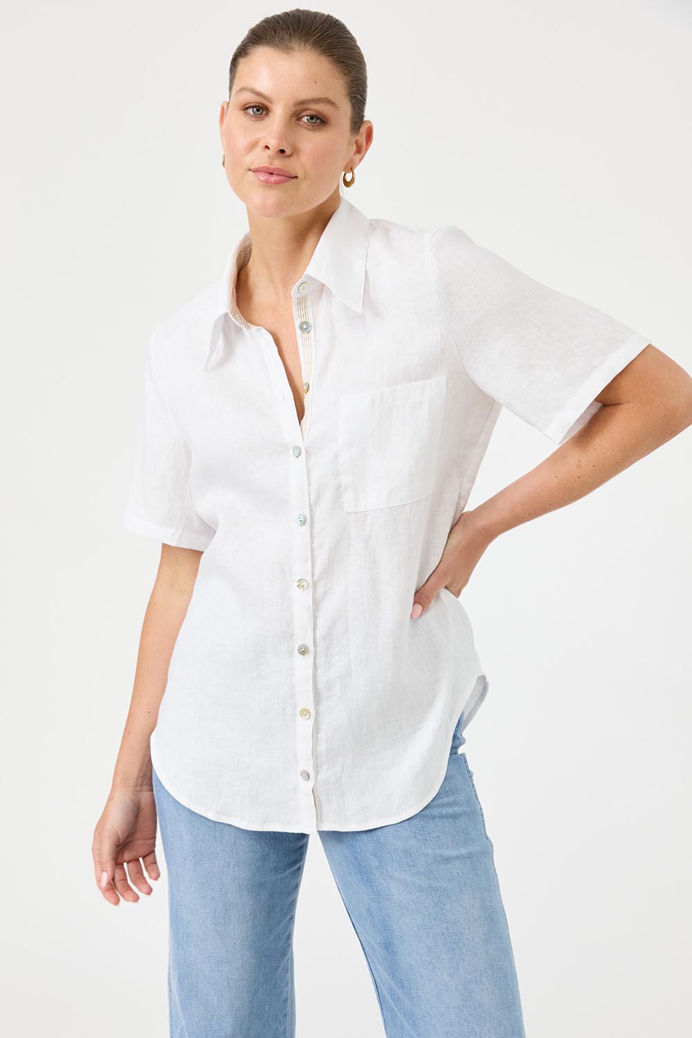 A model wearing the Studio Linen Short Sleeve Shirt in colour White (White), from the front, cropped image