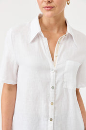 A model wearing the Studio Linen Short Sleeve Shirt in colour White (White), from the front, cropped image