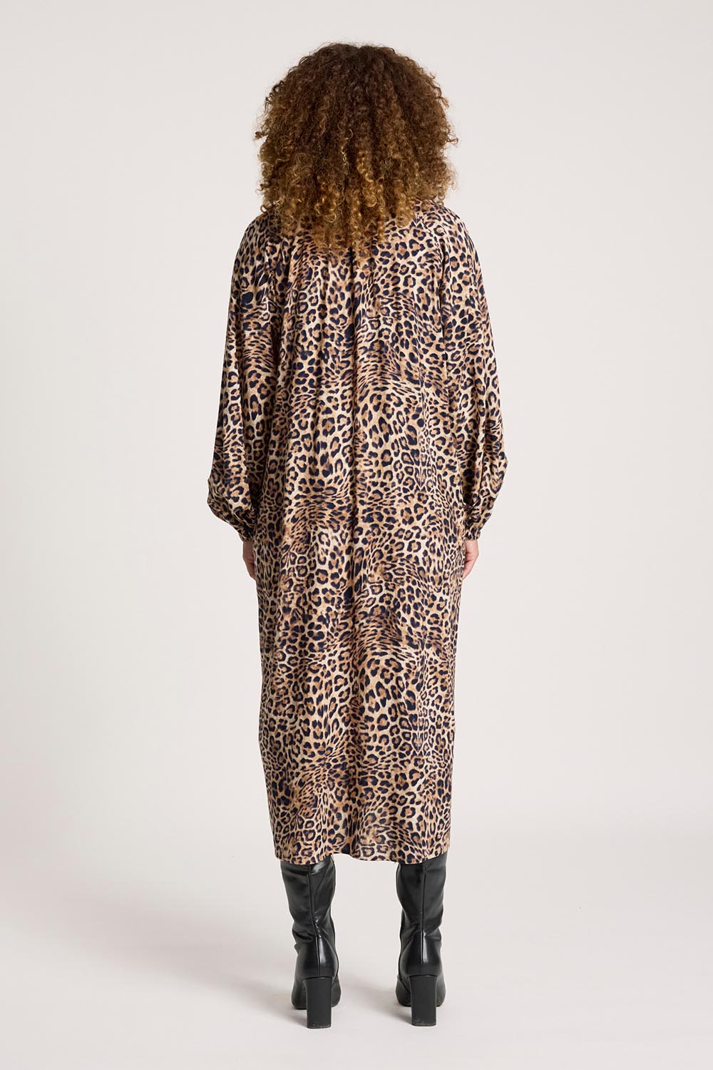 A model wearing the Bajau Button Dress in colour Nomad, from the back