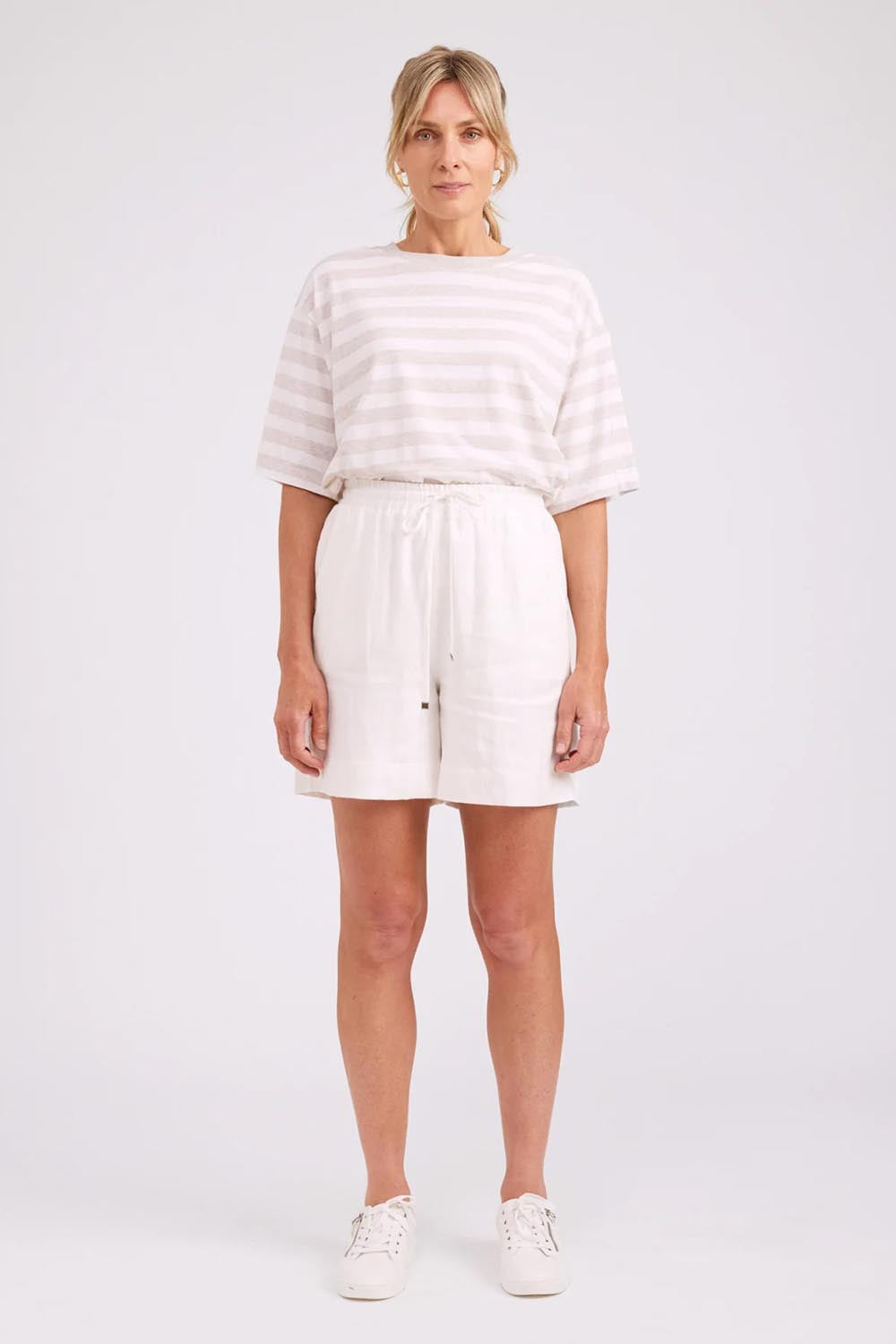 Model Genericm wearing size sample of the Studio Linen Bermuda Short – White in colour White, from the front