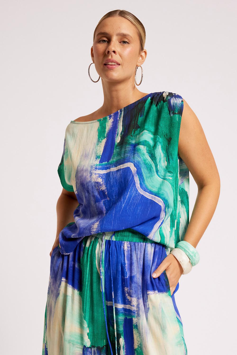 Model Genericm wearing size sample of the Palmera Top – Seafoam in colour Seafoam, in a cropped view