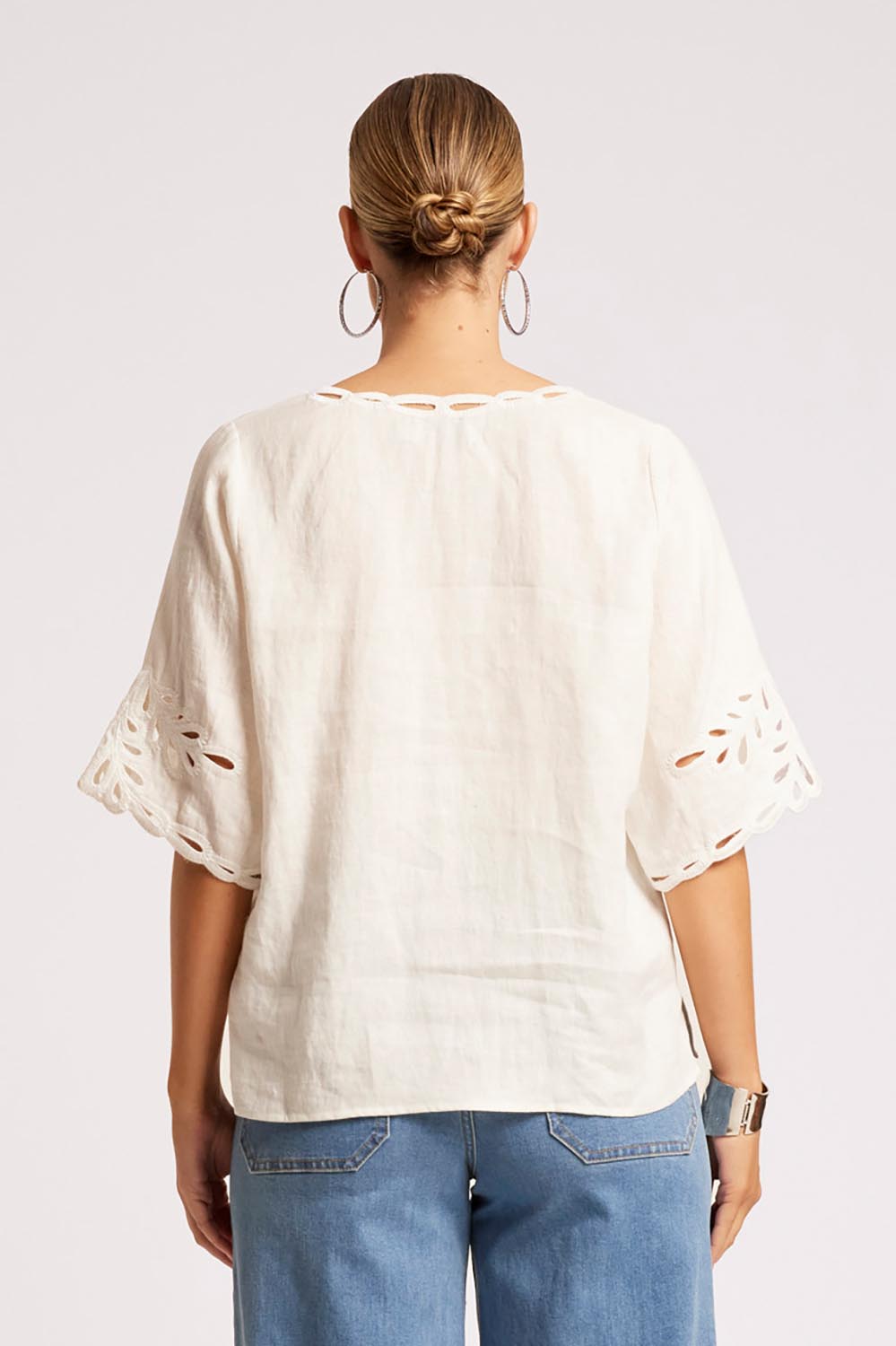 Model Genericm wearing size sample of the Maris Top – Tusk in colour Tusk, from the back