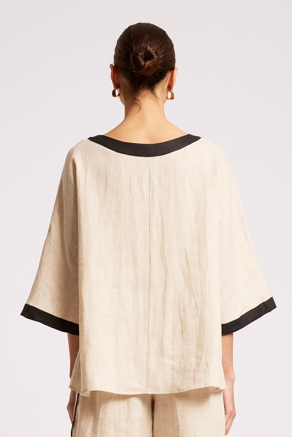 Model Genericm wearing size sample of the Maris Relaxed Splice Top – Tuskblack in colour Tuskblack, from the back