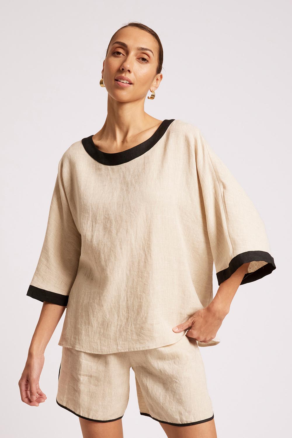 Model Genericm wearing size sample of the Maris Relaxed Splice Top – Tuskblack in colour Tuskblack, in a cropped view