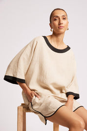 Model Genericm wearing size sample of the Maris Relaxed Splice Top – Tuskblack in colour Tuskblack, in a cropped view
