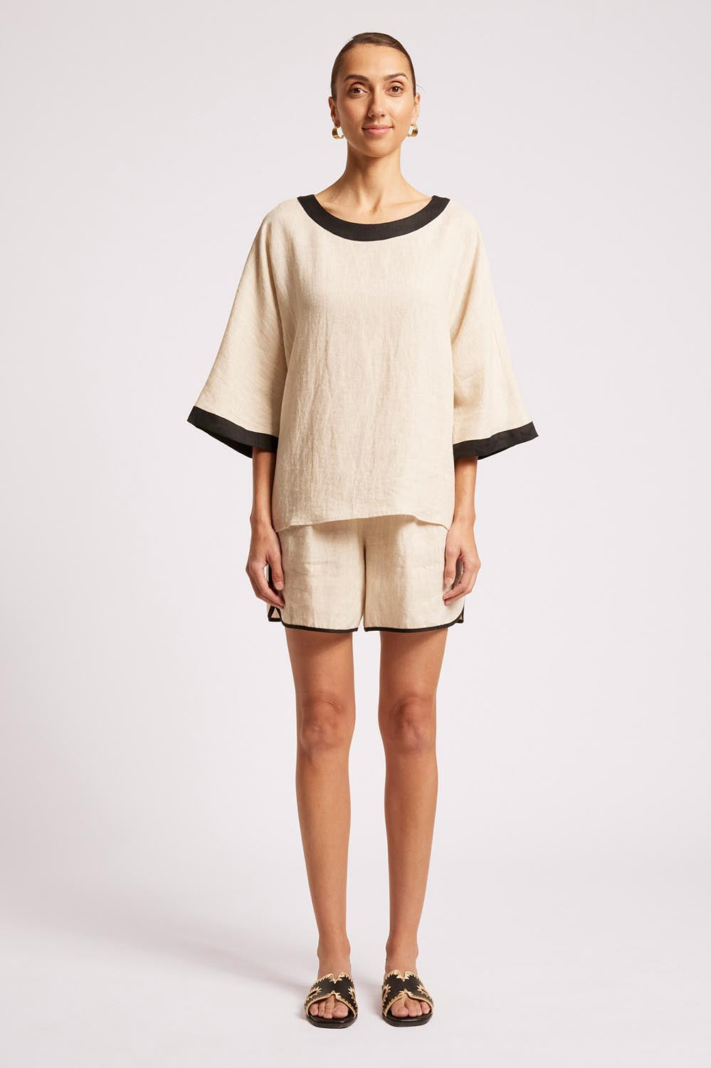 Model Genericm wearing size sample of the Maris Relaxed Splice Top – Tuskblack in colour Tuskblack, from the front