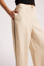 Model Genericm wearing size sample of the Maris Splice Pant – Tuskblack in colour Tuskblack, from an angle