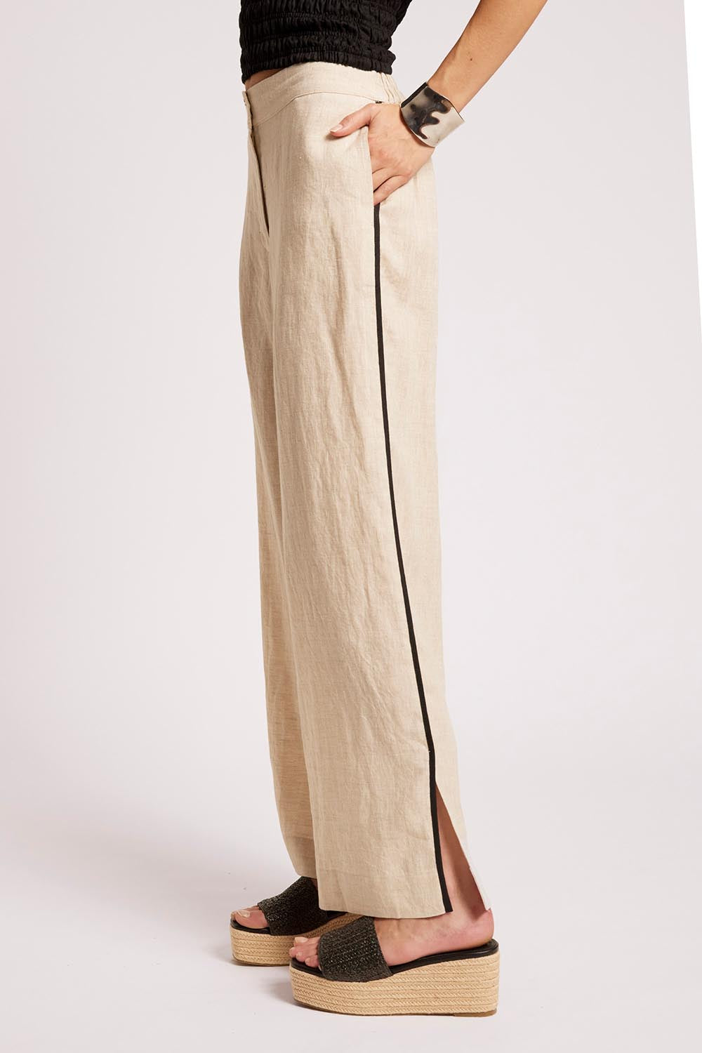 Model Genericm wearing size sample of the Maris Splice Pant – Tuskblack in colour Tuskblack, from an angle