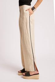 Model Genericm wearing size sample of the Maris Splice Pant – Tuskblack in colour Tuskblack, from an angle