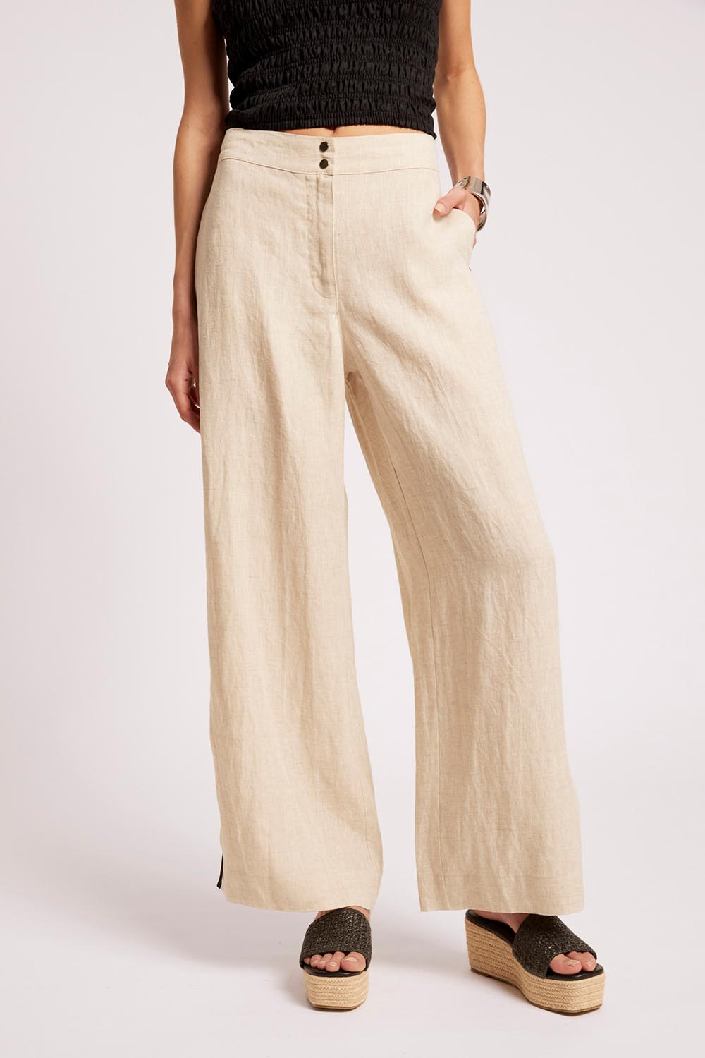 Model Genericm wearing size sample of the Maris Splice Pant – Tuskblack in colour Tuskblack, in a cropped view