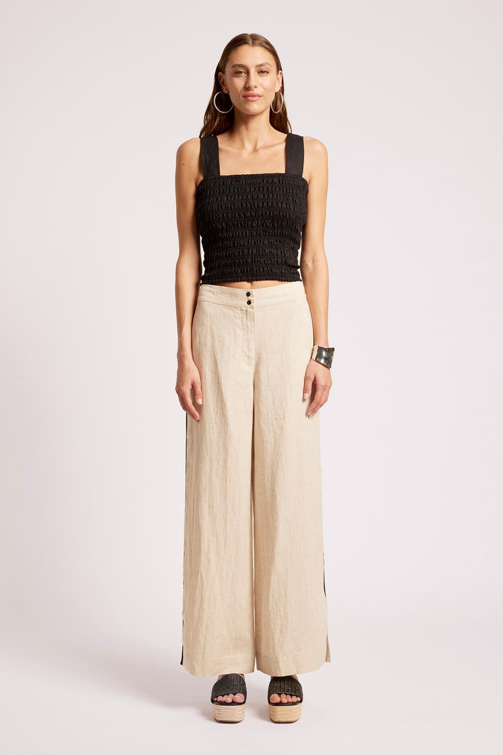 Model Genericm wearing size sample of the Maris Splice Pant – Tuskblack in colour Tuskblack, from the front