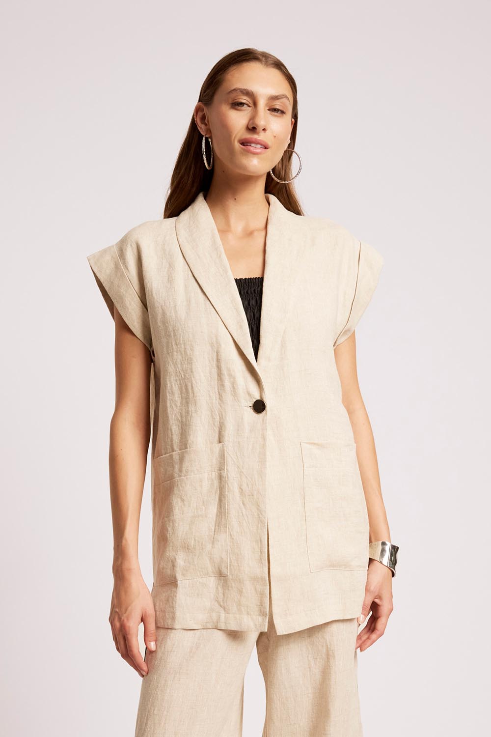 Model Genericm wearing size sample of the Maris Blazer Vest – Tuskblack in colour Tuskblack, in a cropped view
