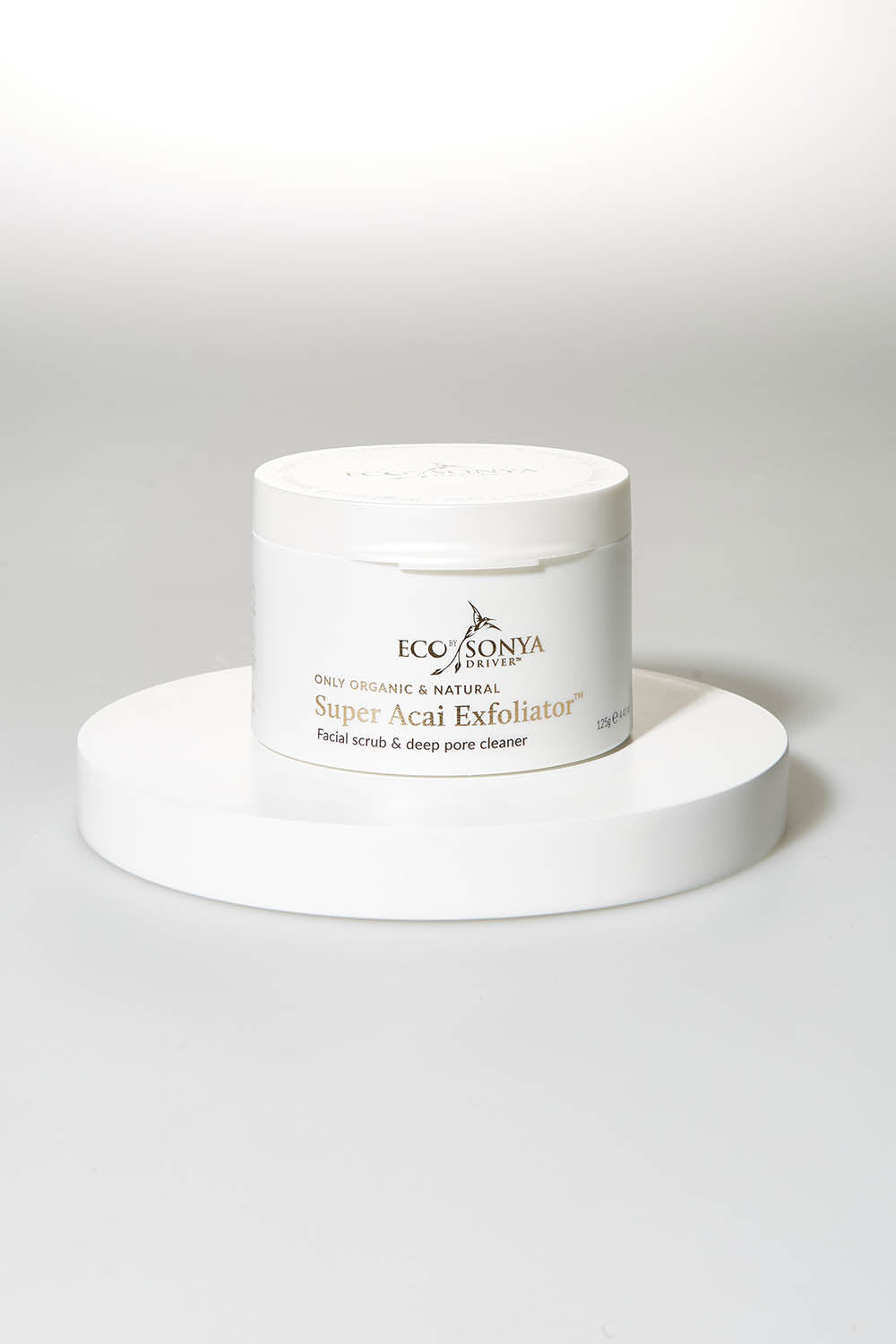 A model wearing size OneSize of the Super Acai Exfoliator in colour Natural, from the front, showing the whole outfit