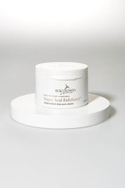 A model wearing size OneSize of the Super Acai Exfoliator in colour Natural, from the front, showing the whole outfit