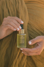 A model wearing the Glory Oil in colour Natural, from the front, showing the whole outfit