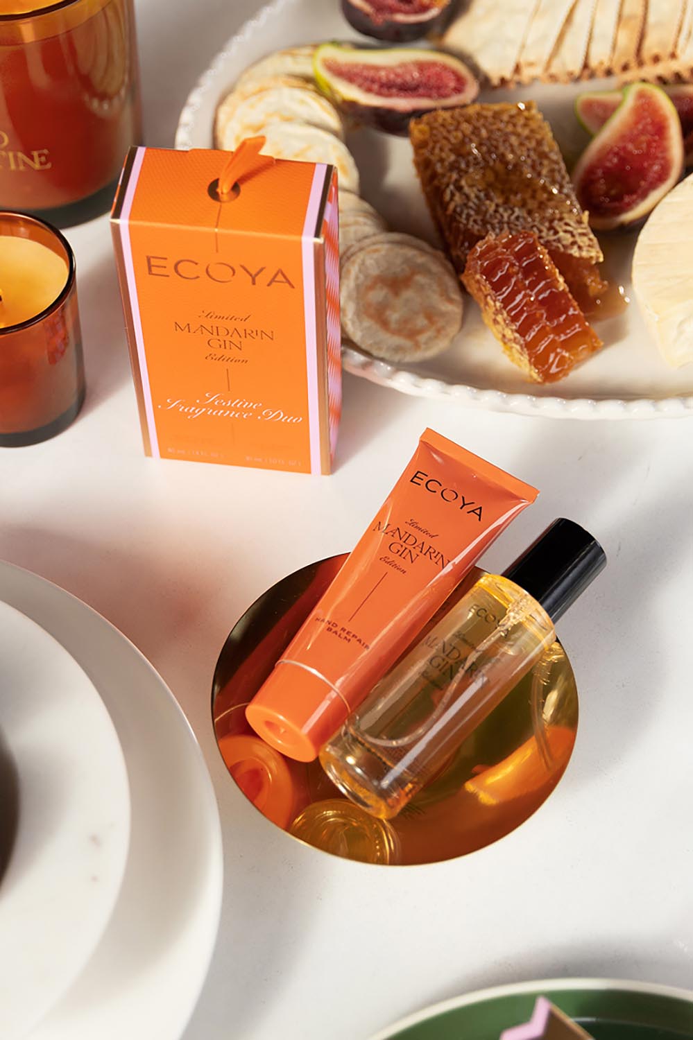 Product shot of the Festive Fragrance Duo Gift Set - Mandaringin in colour Mandaringin, from the front