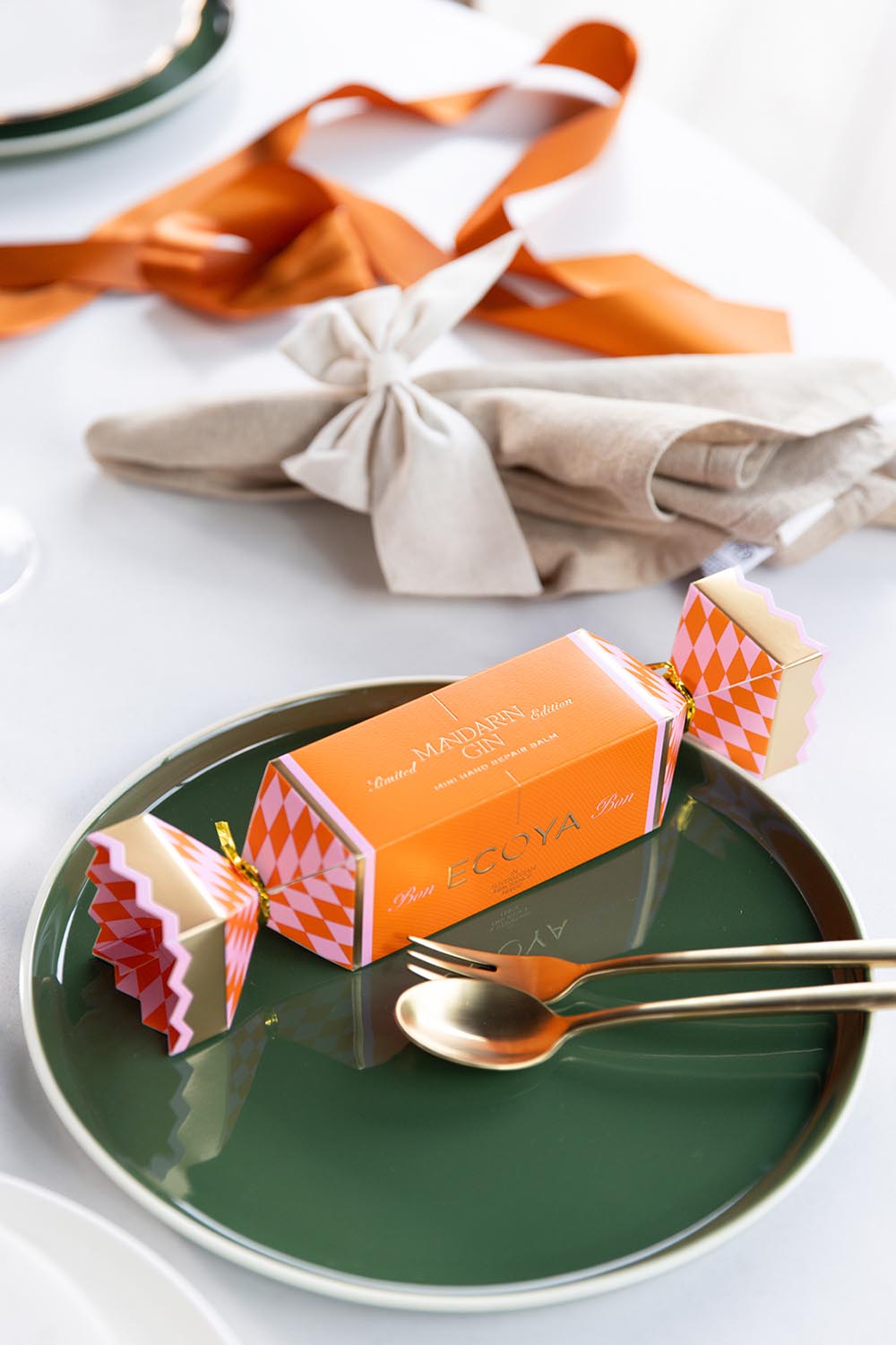 Product shot of the Hand Cream Bon Bon - Mandaringin in colour Mandaringin, from the front
