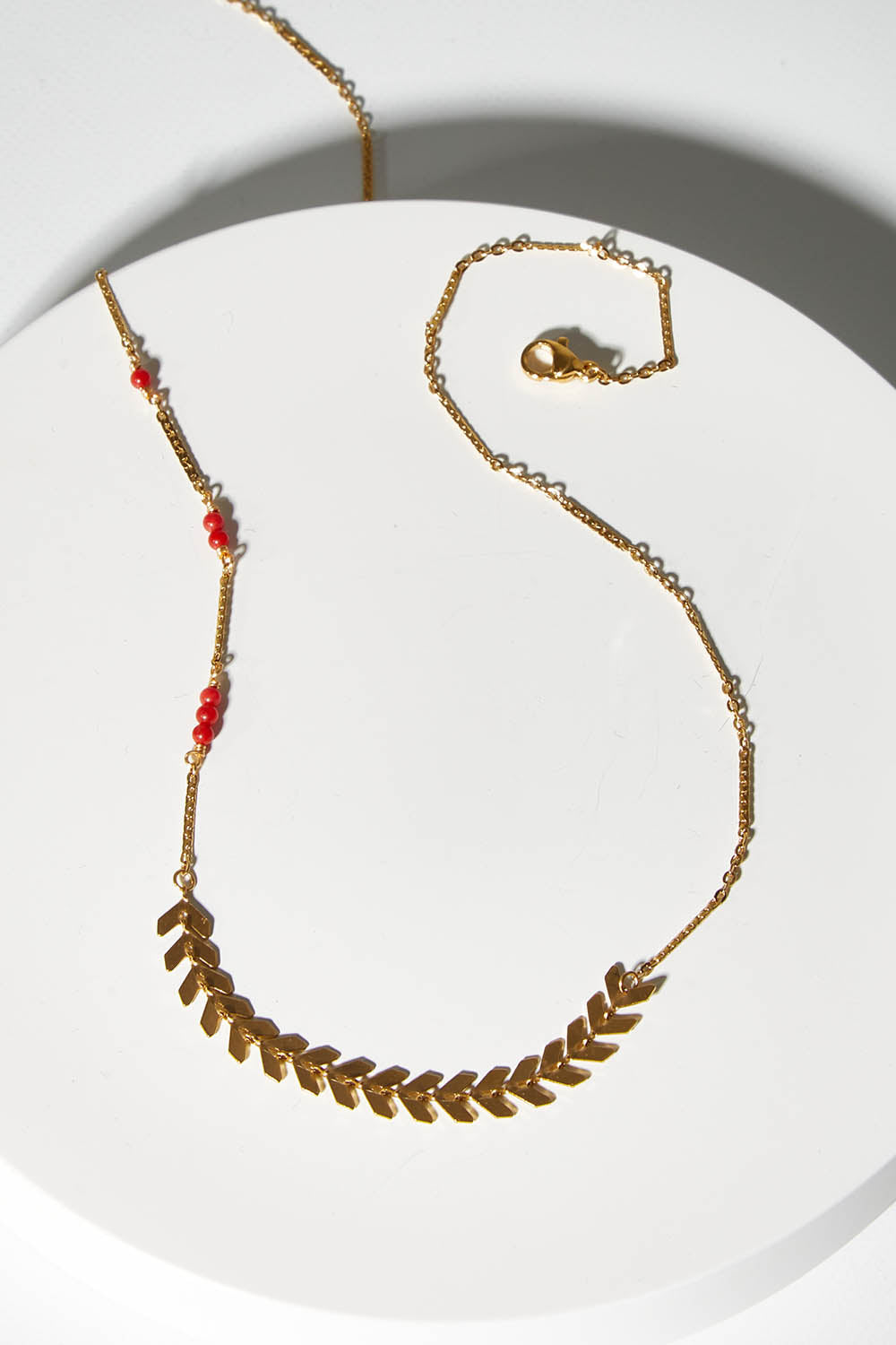 A model wearing size OneSize of the Desert Wildflower Necklace in colour Gold (Metallics), from the front, showing the whole outfit