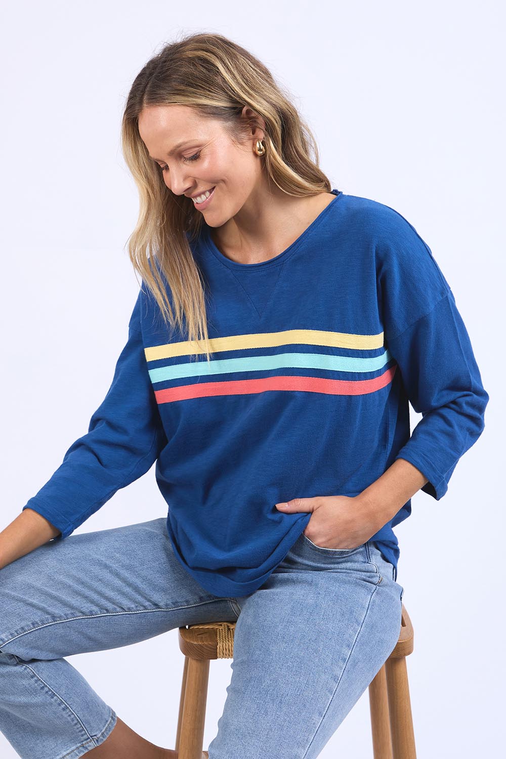 A model wearing the Horizon Cotton Sweat in colour Drksapph (Blue), from the front, cropped image