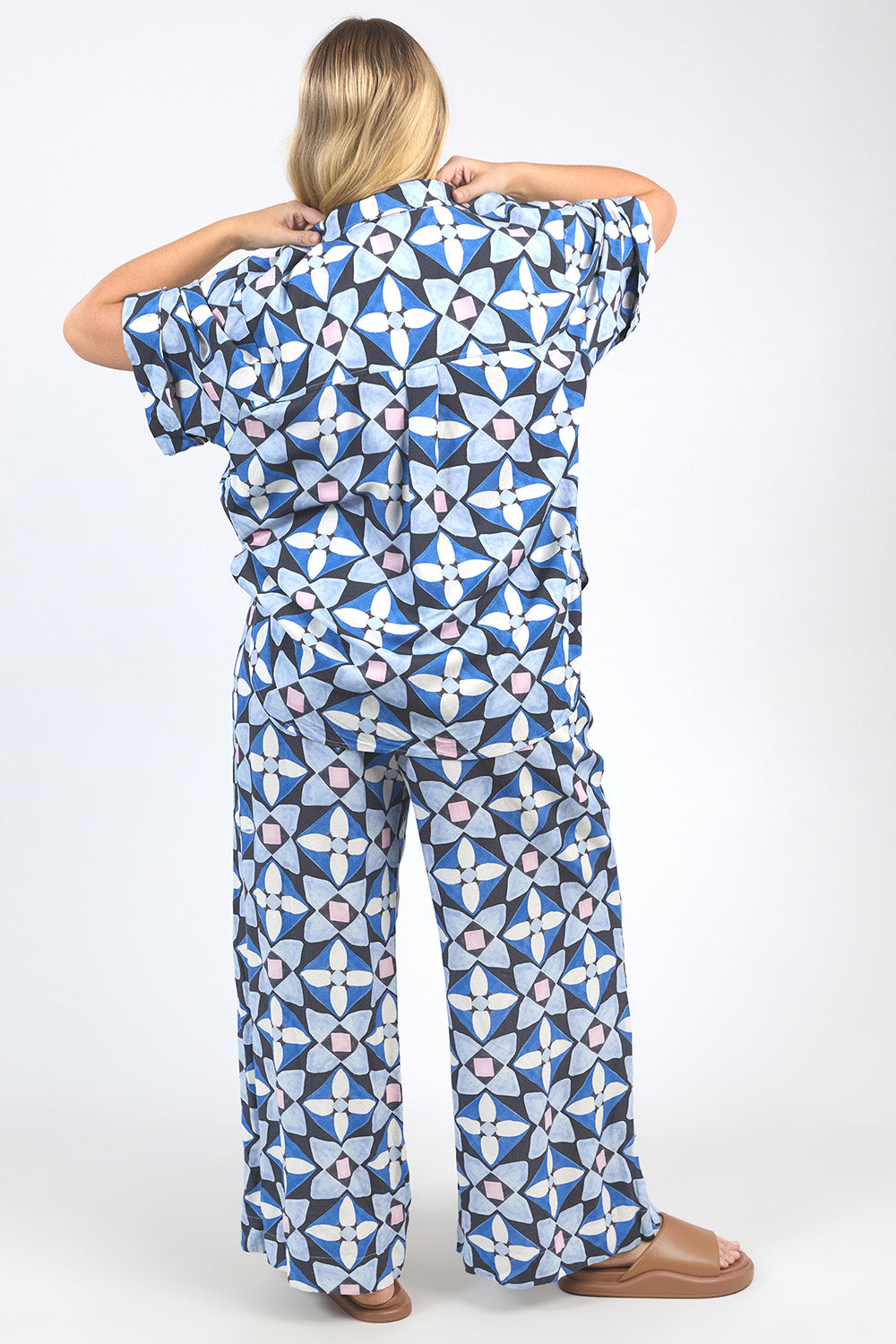 A model wearing the Painted Tile Linen Blend Shirt in colour Geoprint (Blue), from the back