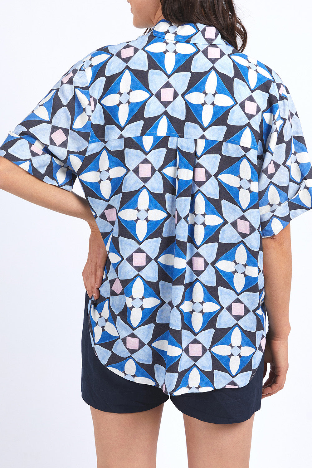 A model wearing the Painted Tile Linen Blend Shirt in colour Geoprint (Blue), from the back
