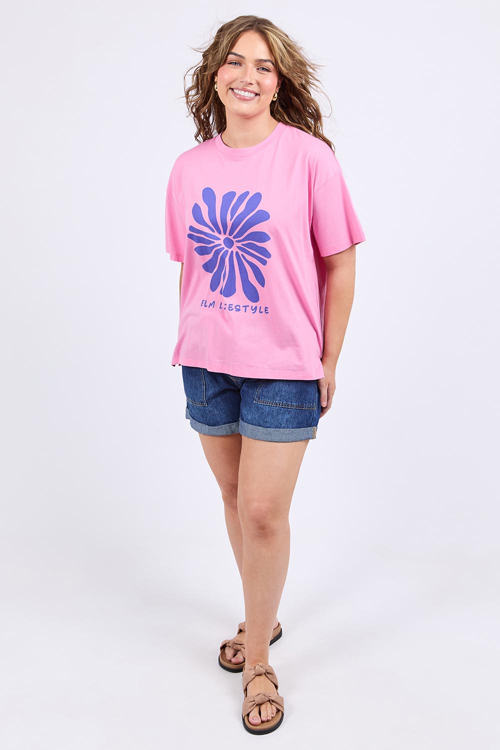 A model wearing the Camelia Cotton Tee in colour Chateauros (Pink), from the front, showing the whole outfit